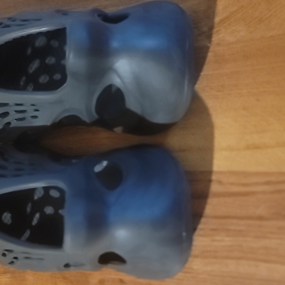 Stylish Foam Slip-On Shoes in Off White and Black - Picture 5 of 8